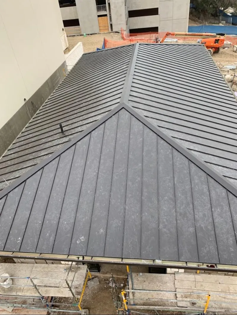 Commercial metal roof construction with crane equipment in Mila Doce